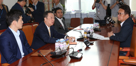 박용만 대한상공회의소 회장(왼쪽 두번째)이 16일 청년 스타트업 최고경영자(CEO)들과 함께 서울 여의도 국회에 방문해 민병두 국회 정무위원장(더불어민주당, 오른쪽 첫번째)과 규제개혁에 대해 대화를 나누고 있다. <대한상의 제공>